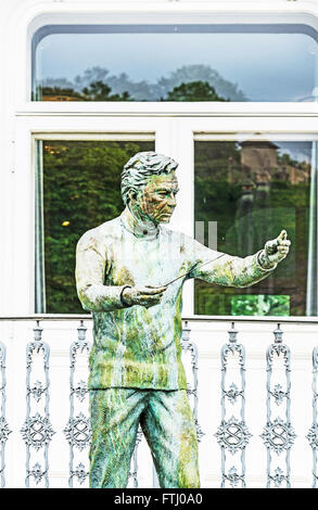 Staue du chef d'orchestre Herbert von Karajan en face de la maison, où il est né à Salzbourg, Karajan vor seinem Geburtshaus Banque D'Images