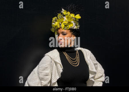 Une belle femme d'âge moyen dans un chapeau orné de papillons avec le Dimanche de Pâques à Midtown Manhattan, New York. Banque D'Images