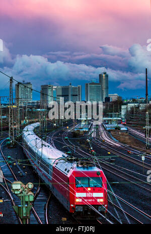 Les toits de la ville de Essen, Allemagne, les voies de chemin de fer de la gare centrale, les nuages de tempête, trains, Banque D'Images