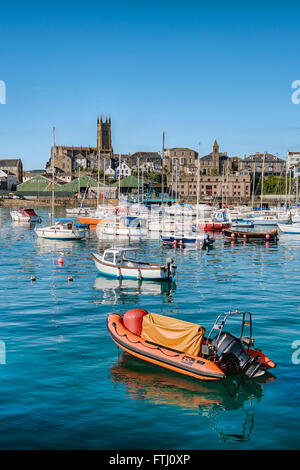 Vue sur le port de Penzance à Cornwall, Angleterre, Royaume-Uni Banque D'Images