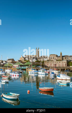 Vue sur le port de Penzance à Cornwall, Angleterre, Royaume-Uni Banque D'Images