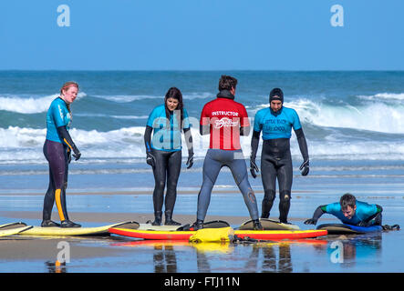 Une formation à l'école de surf de la plage de Fistral, Newquay, Cornwall, UK Banque D'Images