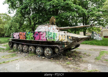 Char militaire avec graffiti peint sur à l'ancienne base aérienne de la RAF à l'abandon Upwood dans le Cambridgeshire, Royaume-Uni Banque D'Images