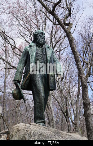 Walt Whitman statue faite par le sculpteur, Jo Davidson. Situé à la montagne de l'ours dans le Zoo de New York. Photo prise au printemps. Banque D'Images