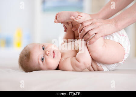 Massage pour bébé. Mère doing gymnastics kid. Banque D'Images