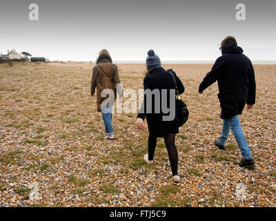 Samedi de Pâques à pied sur la plage à près de Kingsdown Deal Kent UK Banque D'Images