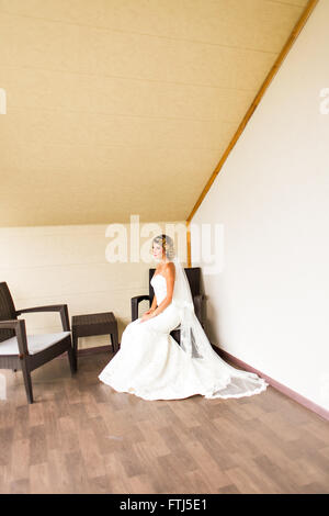 Portrait Of Beautiful Happy Bride à l'intérieur Banque D'Images