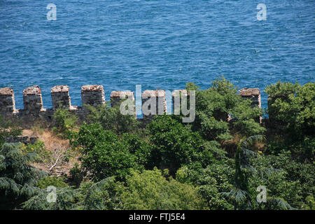 Fragment de l'ancienne forteresse byzantine mur près de la mer de Marmara. Istanbul, Turquie Banque D'Images