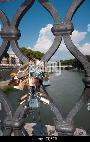 L'Italie, Lazio, Rome, Sant' Angelo Bridge, les amoureux se bloque attaché à rampes de pont Banque D'Images