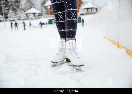 Closeup portrait of a female jambes en patins à glace Banque D'Images