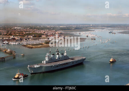 HMS Ark Royal Light porte-avions et navire amiral de la Marine royale quitte Portsmouth pour la dernière fois après la désaffectation Banque D'Images