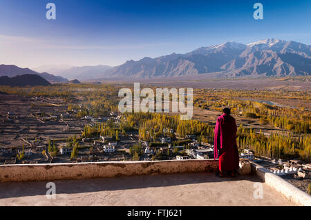 Moine bouddhiste du monastère de Tikse ressemble à la vallée de l'Indus, le Ladakh, Inde Banque D'Images