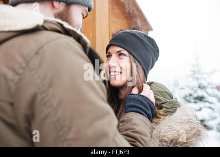 Belle amour couple standing outdoors ensemble en hiver Banque D'Images