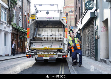 Boire de café bin hommes poser à côté de leur camion benne dans l'élégant quartier londonien de Soho, UK Banque D'Images