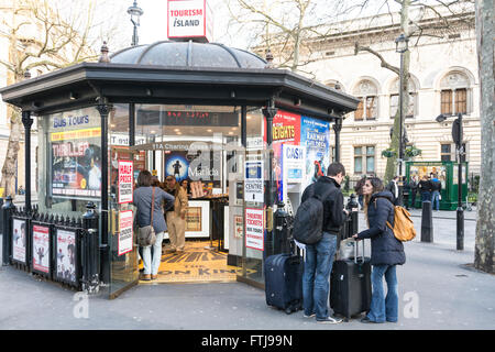 Les gens qui attendent les personnes en attente d'achat des billets à la billetterie du centre de Londres, UK Banque D'Images