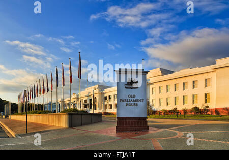 Façade et entrée de l'ancien Parlement, à Canberra, vus de face au lever du soleil. Gouvernement provisoire historique Banque D'Images