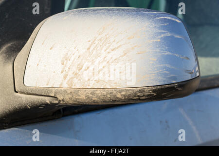 Tachés de boue dans le rétroviseur de voiture peinture métal bleu avec des taches de boue sèche et de stries. Banque D'Images