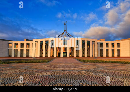 Mosaïque des autochtones avant-cour en face de nouveau la maison du parlement à Canberra au lever du soleil. Façade et entrée de l'emblématique bâtiment Banque D'Images