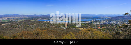 Panorama de l'antenne de la ville de Canberra sur un jour lumineux ensoleillé comme vu du Mont Ainslie avec des édifices du Parlement, Anzac Parade Banque D'Images
