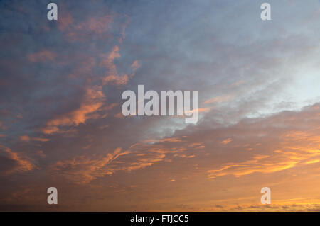 Coucher du soleil Ciel couvert par les nuages stratocumulus colorés Banque D'Images