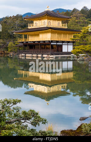 Le Kinkaku-ji, le pavillon d'or, à Kyoto, de l'eau réflexions Banque D'Images