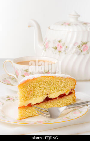 Victoria sponge cake sur platine - le thé l'après-midi Banque D'Images