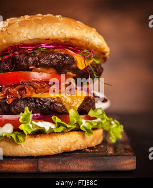 Fresh home-made hamburger servi sur bois Banque D'Images