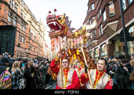 À Londres, des milliers de personnes célèbrent le Nouvel An chinois 2016 - Année du singe. Banque D'Images