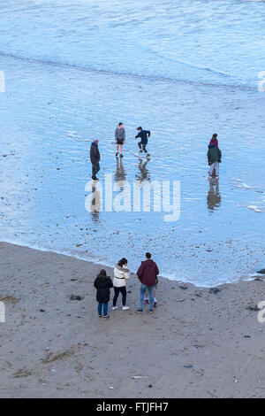 Les gens s'amuser sur une plage de Cornwall. Banque D'Images