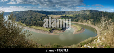 Wintour's Leap sur les falaises de la rivière Wye dans le Gloucestershire.coude de river photographié à partir du haut des falaises . Rochers en premier plan. Banque D'Images