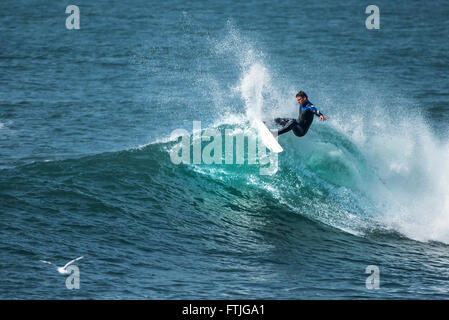 Dans un Surfer la vague d'action spectaculaires à Porthleven à Cornwall, en Angleterre. Banque D'Images