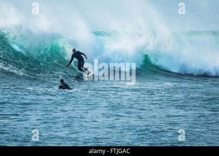 Surfers UK à Porthleven à Cornwall. Banque D'Images