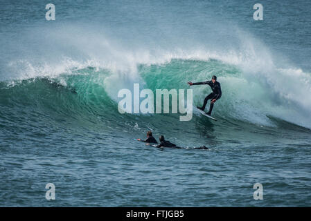 Surfers UK à Porthleven à Cornwall. Banque D'Images