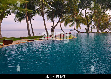 Piscine d'mit Ausblick aufs Meer, 5 Sterne Luxusresort, plage de Lovina, Bali, Indonesia, Nordbali Banque D'Images