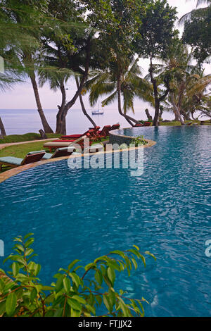 Piscine d'mit Ausblick aufs Meer, 5 Sterne Luxusresort, plage de Lovina, Bali, Indonesia, Nordbali Banque D'Images