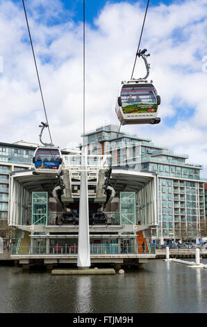 Le téléphérique Emirates Air Line station au Royal Victoria Dock à Londres. Banque D'Images