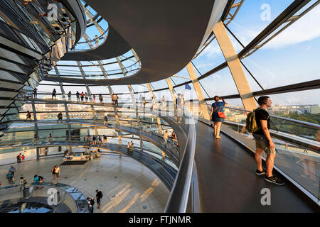 Berlin. L'Allemagne. Intérieur de la coupole du Reichstag. Banque D'Images