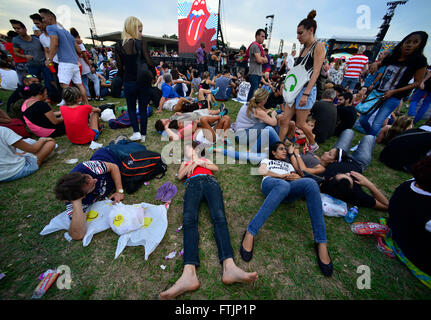 La Havane, Cuba. Mar 25, 2016. Atmosphère pendant le concert des Rolling Stones à la ciudad Deportiva de La Havane, Cuba, le vendredi 25 mars 2016. Les pierres sont d'effectuer dans un concert gratuit à La Havane vendredi, de devenir le plus célèbre loi jouer Cuba depuis la révolution de 1959. (CTK) Photo Banque D'Images