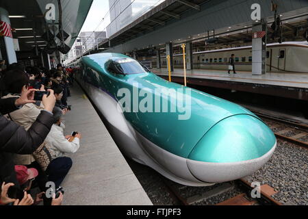 L'Hayabusa Shinkansen (Bullet train) arrive à la gare de Tokyo le 27 mars 2016, Tokyo, Japon. Le Shinkansen Hayabusa relie Tokyo avec le nord de l'île de Hokkaido via le Tunnel du Seikan 53,85 km de long. Bullet train du Japon auparavant n'avait fonctionné jusqu'à Aomori, mais la nouvelle liaison ferroviaire va maintenant à l'Shin-Hakodate-Hokuto Gare à Hokkaido avec une extension prévue à Sapporo en 2030. Un billet aller coûte 22 690 yens (200 UDS) de Tokyo à Shin-Hakodate Hokuto les trains les plus rapides et prendra 4 heures et 2 minutes pour le voyage. (Photo par Hiroyuki Ozawa/AFLO) Banque D'Images