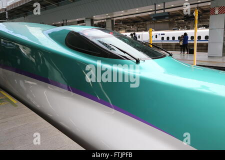 L'Hayabusa Shinkansen (Bullet train) arrive à la gare de Tokyo le 27 mars 2016, Tokyo, Japon. Le Shinkansen Hayabusa relie Tokyo avec le nord de l'île de Hokkaido via le Tunnel du Seikan 53,85 km de long. Bullet train du Japon auparavant n'avait fonctionné jusqu'à Aomori, mais la nouvelle liaison ferroviaire va maintenant à l'Shin-Hakodate-Hokuto Gare à Hokkaido avec une extension prévue à Sapporo en 2030. Un billet aller coûte 22 690 yens (200 UDS) de Tokyo à Shin-Hakodate Hokuto les trains les plus rapides et prendra 4 heures et 2 minutes pour le voyage. (Photo par Hiroyuki Ozawa/AFLO) Banque D'Images