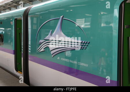 L'Hayabusa Shinkansen (Bullet train) arrive à la gare de Tokyo le 27 mars 2016, Tokyo, Japon. Le Shinkansen Hayabusa relie Tokyo avec le nord de l'île de Hokkaido via le Tunnel du Seikan 53,85 km de long. Bullet train du Japon auparavant n'avait fonctionné jusqu'à Aomori, mais la nouvelle liaison ferroviaire va maintenant à l'Shin-Hakodate-Hokuto Gare à Hokkaido avec une extension prévue à Sapporo en 2030. Un billet aller coûte 22 690 yens (200 UDS) de Tokyo à Shin-Hakodate Hokuto les trains les plus rapides et prendra 4 heures et 2 minutes pour le voyage. (Photo par Hiroyuki Ozawa/AFLO) Banque D'Images