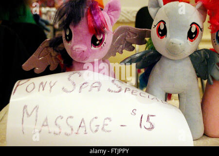 Brooklyn, New York City, USA. Feb 15, 2016. Animaux en peluche à l'PonyCon à Brooklyn, New York City, USA, 15 février 2016. Petit Poney en plastique coloré les jouets peuvent être trouvés dans de nombreuses chambres d'enfants dans le monde entier. La série télévisée "Mon Petit Poney" connaît un succès continu chez les filles mais aussi les hommes adultes, qui ont eu à appeler eux-mêmes "Bronies." Photo : CHRISTINA HORSTEN/dpa/Alamy Live News Banque D'Images