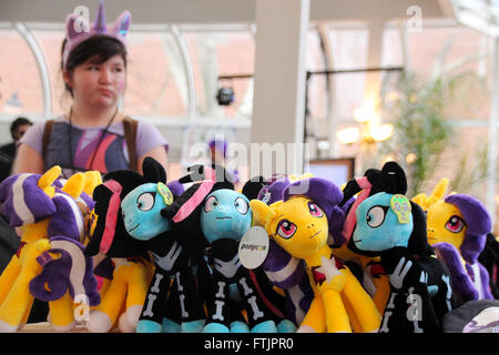 Brooklyn, New York City, USA. Feb 15, 2016. Animaux en peluche à l'PonyCon à Brooklyn, New York City, USA, 15 février 2016. Petit Poney en plastique coloré les jouets peuvent être trouvés dans de nombreuses chambres d'enfants dans le monde entier. La série télévisée "Mon Petit Poney" connaît un succès continu chez les filles mais aussi les hommes adultes, qui ont eu à appeler eux-mêmes "Bronies." Photo : CHRISTINA HORSTEN/dpa/Alamy Live News Banque D'Images