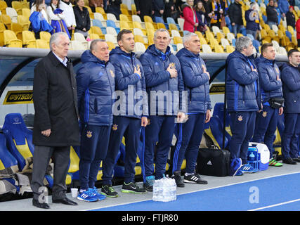 Kiev, Ukraine. 28 mars, 2016. Entraîneur de l'équipe nationale de football Ukraine Mykhailo Fomenko (1er à partir de L) et ses assistants d'écouter l'hymne national avant le match amical contre le Pays de Galles au NSC Stade Olympique de Kiev, Ukraine. Crédit : Oleksandr Prykhodko/Alamy Live News Banque D'Images