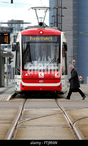 La nouvelle 'hybride' Citylink tram en photo lors d'une séance d'essai par Chemnitz, Allemagne, 29 mars 2016. Le véhicule peut fonctionner sur l'électricité et le diesel. Ces tramways sont dues à exécuter entre Chemnitz et Mittweida du 4 avril 2016. PHOTO : JAN WOITAS/ZB Banque D'Images
