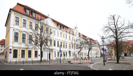 Magdeburg, Allemagne. Mar 13, 2016. L'état de Saxe-anhalt bâtiment parlementaire le jour de l'état élections parlementaires, à Magdebourg, Allemagne, 13 mars 2016. Photo : JENS WOLF/dpa/Alamy Live News Banque D'Images