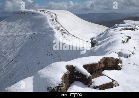 Pen Y Fan, Brecon Beacons, Powys, Wales - Mardi 29 mars 2016 - neige et glace restent sur les pentes du sommet de Pen Y Fan, 886m - 2 907 pieds de haut, dans les Brecon Beacons. Banque D'Images