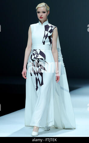 Beijing, Chine. Mar 29, 2016. Un modèle présente une création de designer Hao Jia durant la Semaine de la mode de Chine à Beijing, capitale de Chine, le 29 mars 2016. Crédit : Chen Jianli/Xinhua/Alamy Live News Banque D'Images