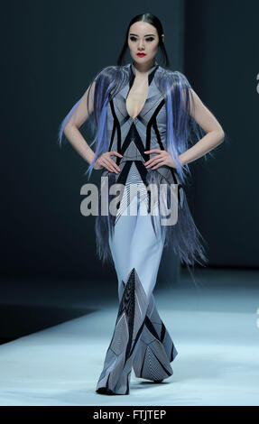 Beijing, Chine. Mar 29, 2016. Un modèle présente une création de designer Hao Jia durant la Semaine de la mode de Chine à Beijing, capitale de Chine, le 29 mars 2016. Crédit : Chen Jianli/Xinhua/Alamy Live News Banque D'Images