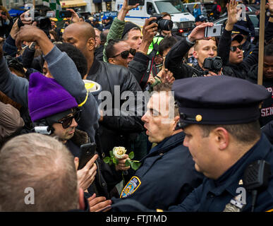 Face avec le NYPD à 59e et 6e Avenue à l'Atout anti-rallye. Des milliers ont marché pendant l'Anti-Trump Rally à travers les rues de Manhattan et étaient remplies de gaz poivré et il y avait aussi trois photographes arrêtés. (Photo de Michael Nigro / Pacific Press) Banque D'Images